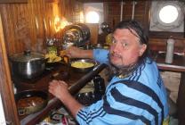 Владимир Софиенко готовит для команды путешественников на камбузе "Рассвета"...скоро будет шторм...